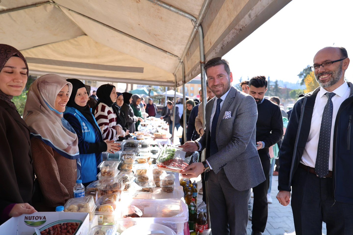 Başkan Tatık Gazze için düzenlenen hayır çarşısını gezdi