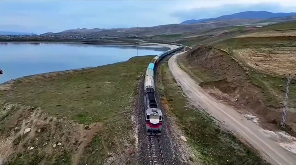 Van-İran seferi yapan yük treni Erçek Gölü kıyısında kartpostallık görüntüler oluşturuyor