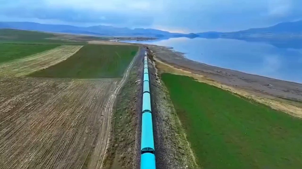 Van-İran seferi yapan yük treni Erçek Gölü kıyısında kartpostallık görüntüler oluşturuyor