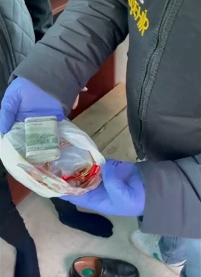 Kendilerini polis ve savcı olarak tanıtarak 558 bin liralık dolandırıcılık yapan ş&uuml;pheliler yakalandı
