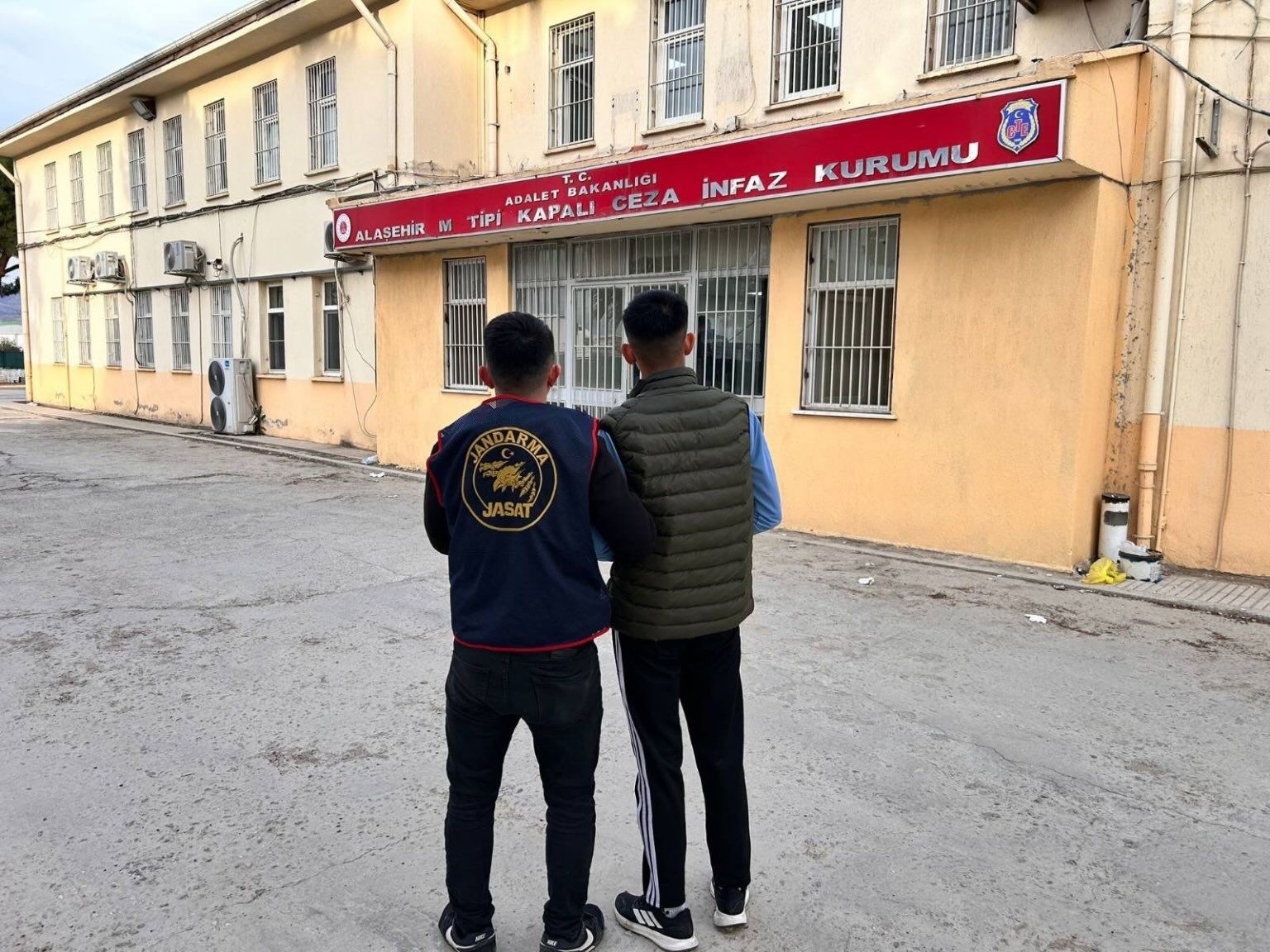 Manisa&rsquo;da uyuşturucu operasyonu: 290 adet hap ele ge&ccedil;irildi
