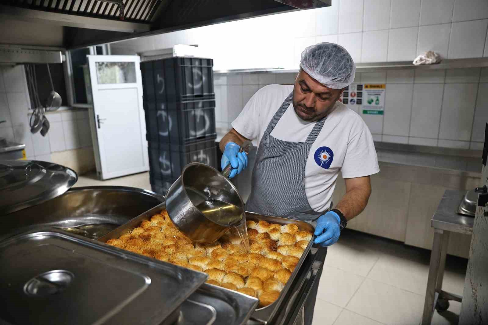 Alanya Aşevi&rsquo;nden ihtiya&ccedil; sahiplerine g&uuml;nde 2 &ouml;ğ&uuml;n sıcak yemek
