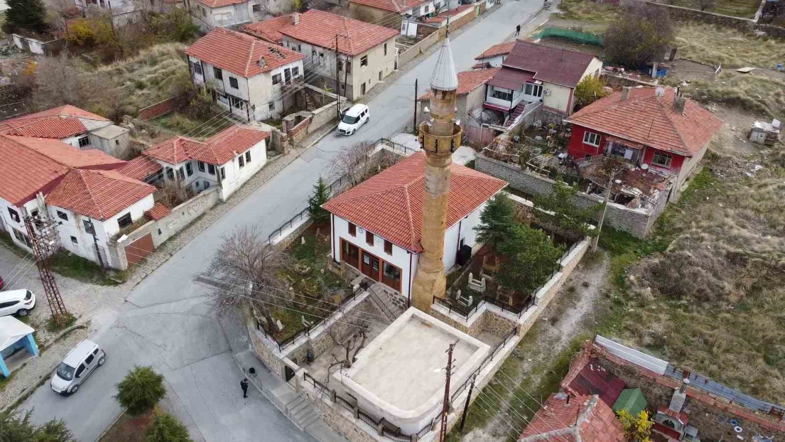 Tekke Arapdede Camii asırlık tarihiyle ziyaretçilere ve cemaate kapısını açıyor