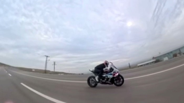 Saatte 200 kilometre hızı ge&ccedil;en motosikletlerin caddede yaptığı yarış korkuttu
