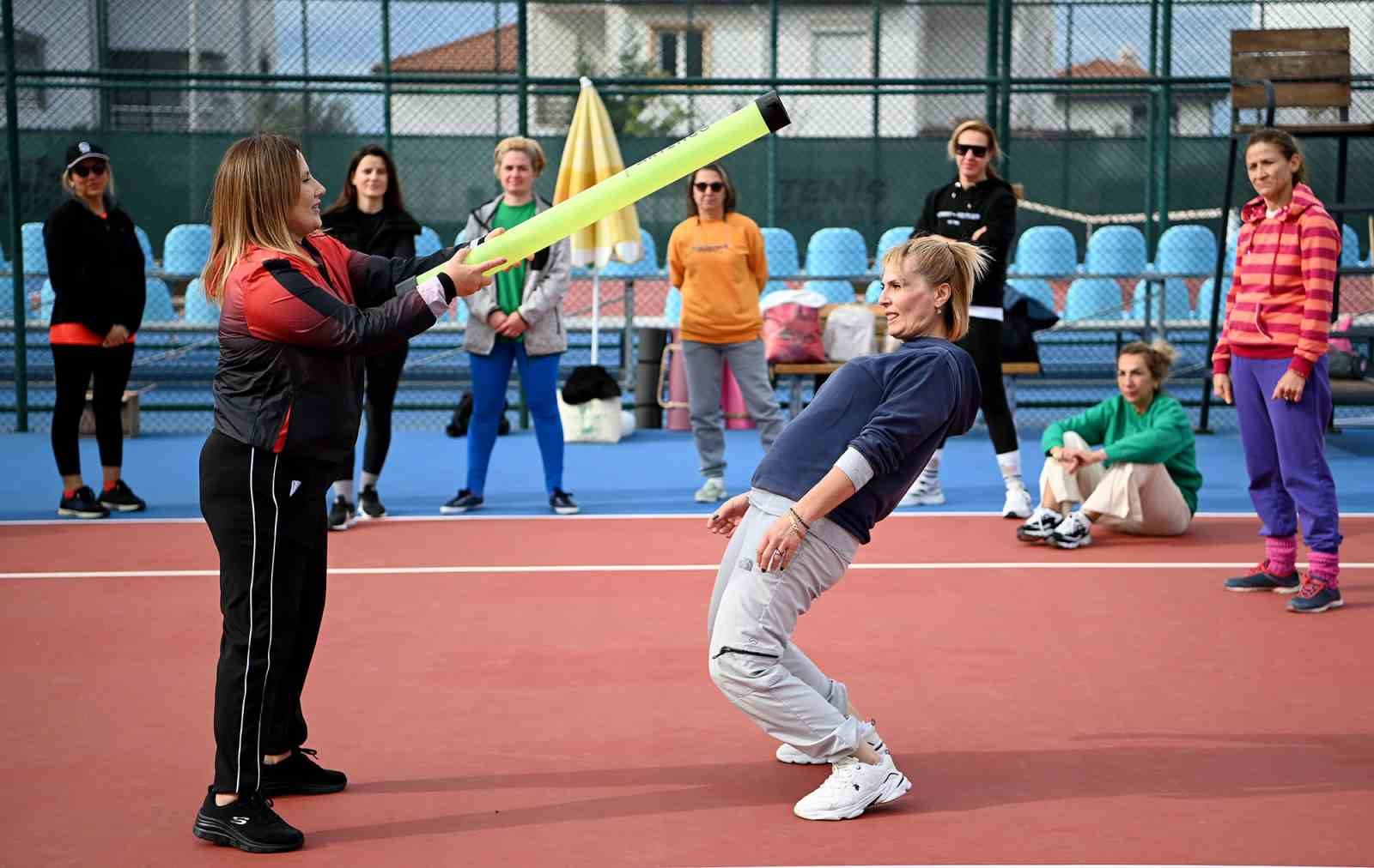 Kuşadası’nda kadınlara ‘Yakın Savunma Teknikleri’ eğitimi verildi
