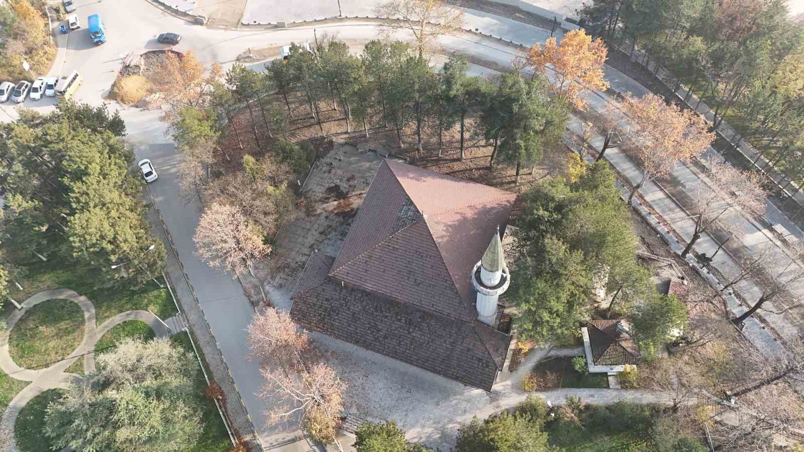 84 yıllık camide restorasyon ve çevre düzenlemesi çalışmaları başladı
