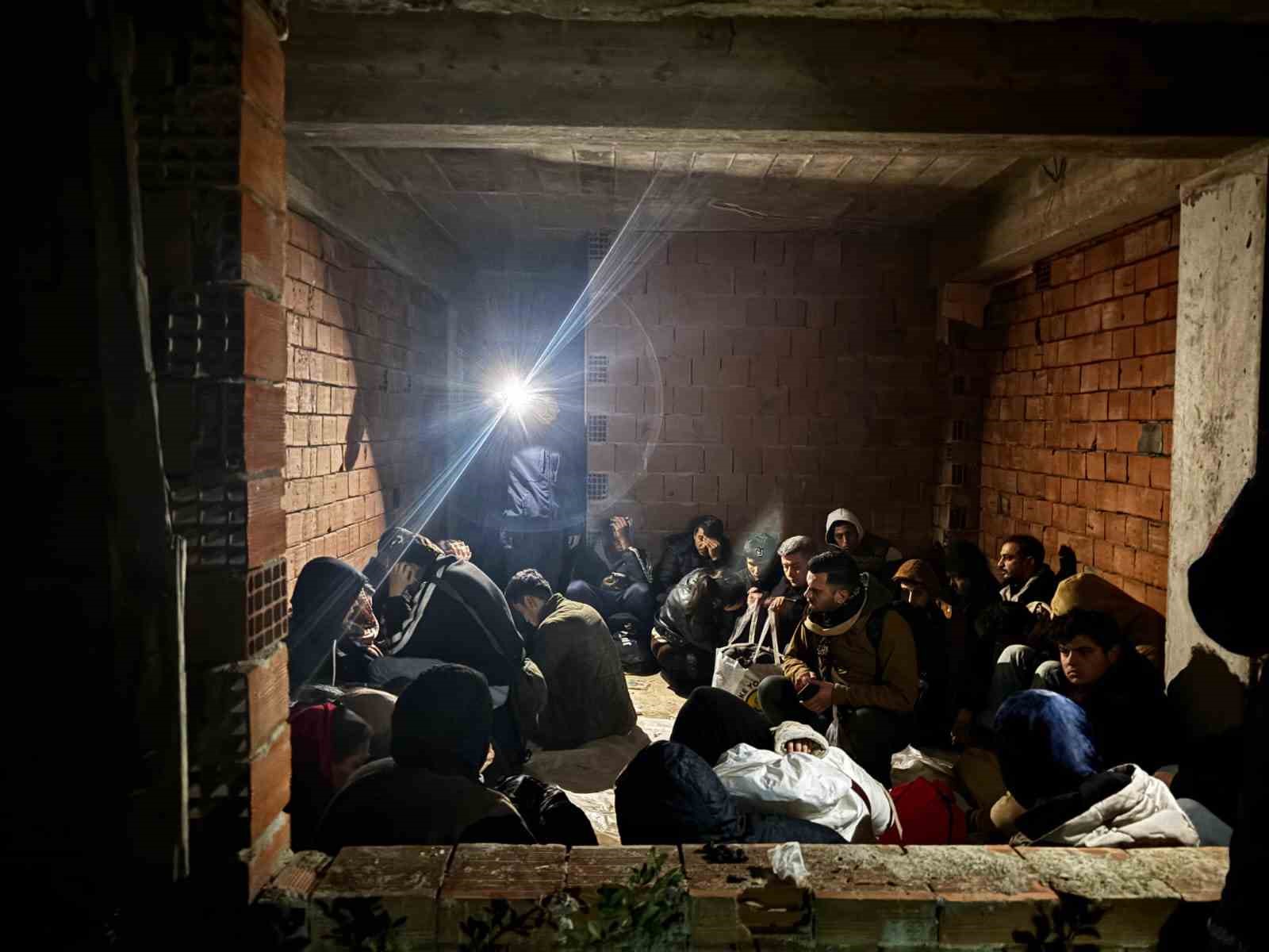 Düzensiz göçmenler inşaatta yakalandı