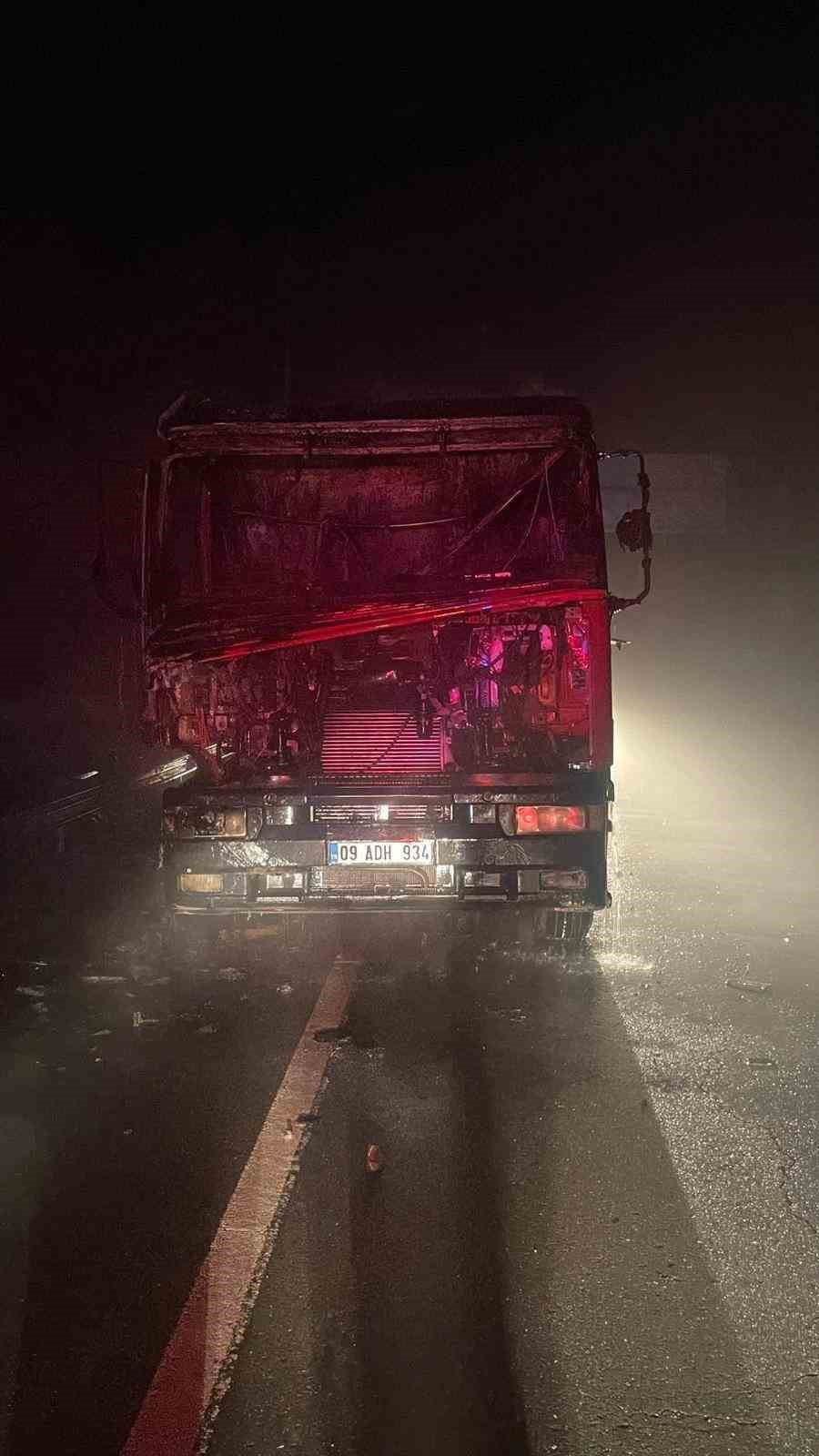 Seyir halinde bir anda alev alan tır k&uuml;l oldu
