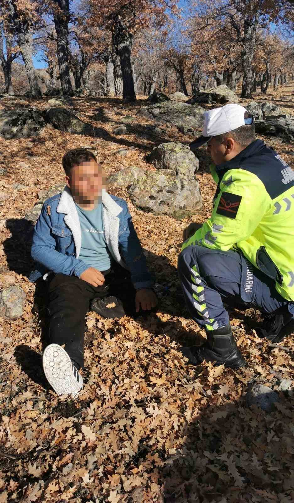 Dağlık alanda kaybolan genci jandarma buldu
