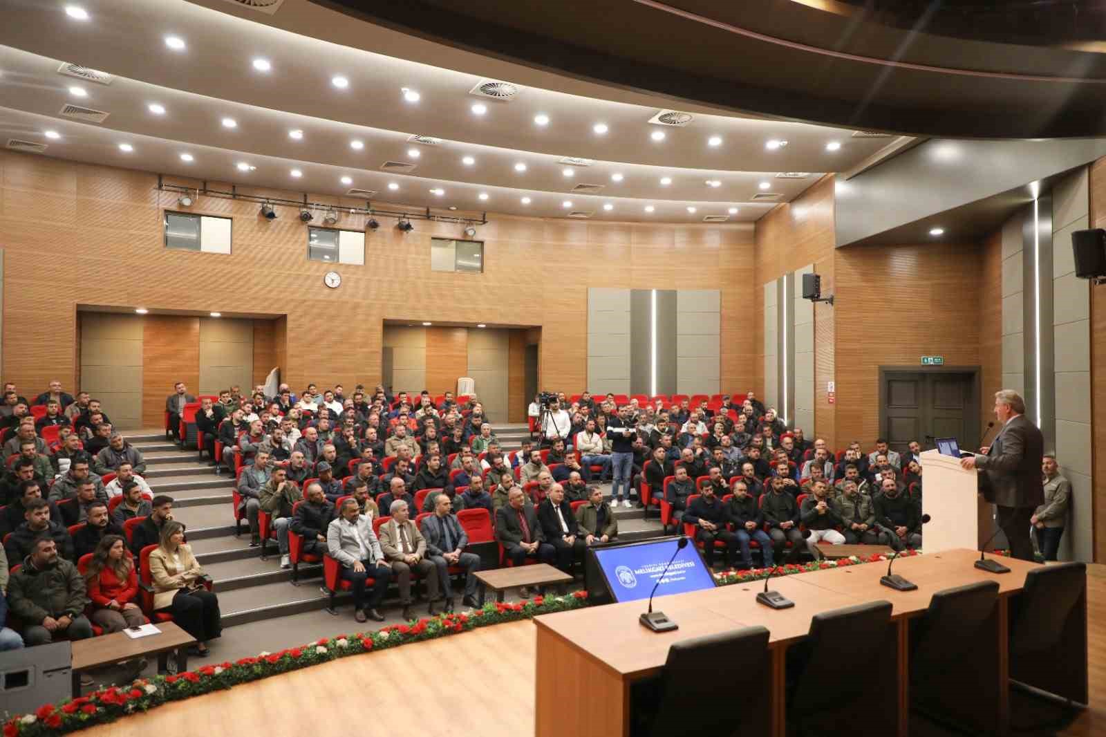 Melikgazi Belediyesi Park ve Bah&ccedil;eler personeline &rsquo;Ağa&ccedil; Bakım Sırları&rsquo; anlatıldı
