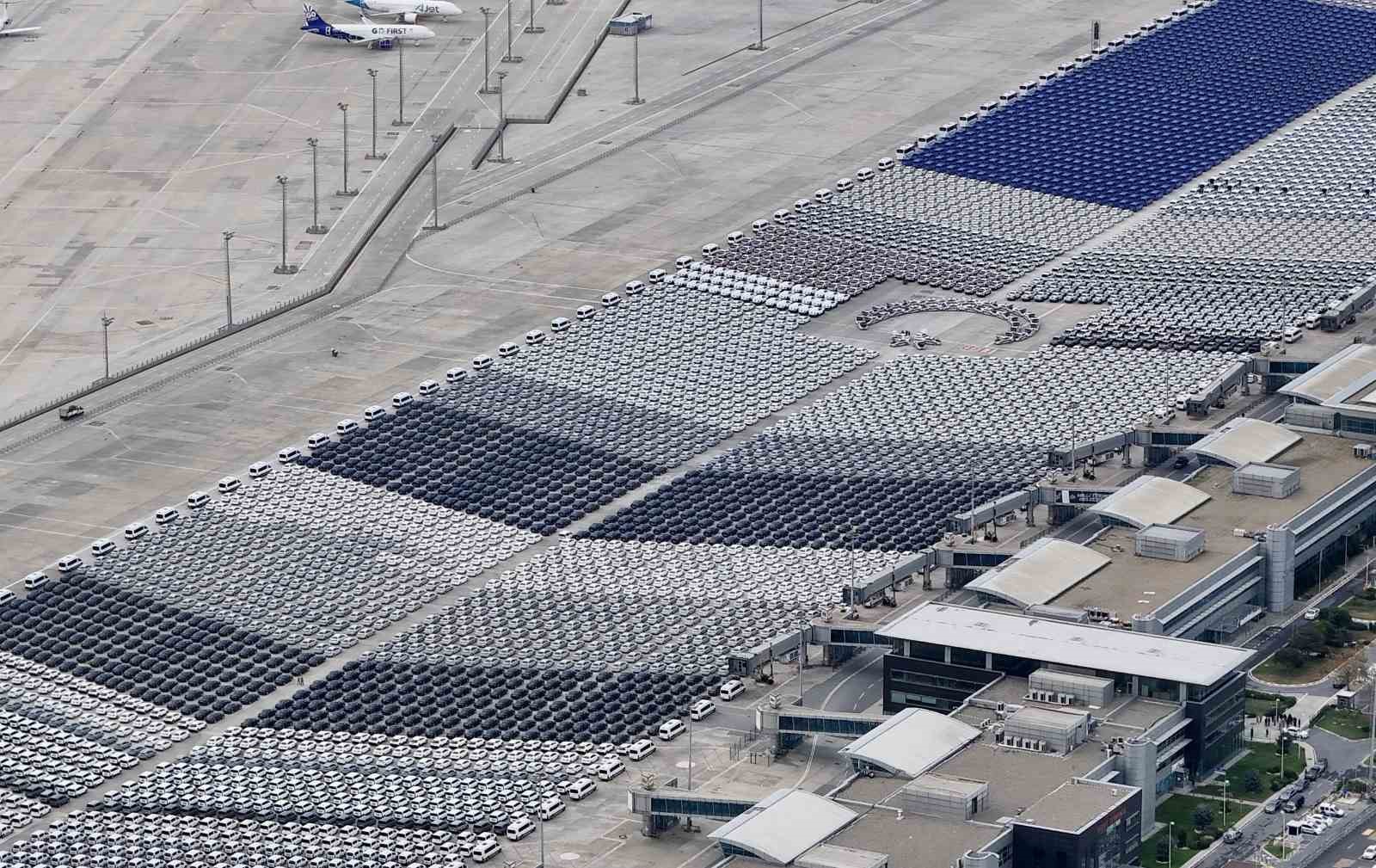Atatürk Havalimanı’nda teslime hazır binlerce araç tek karede görüntülendi
