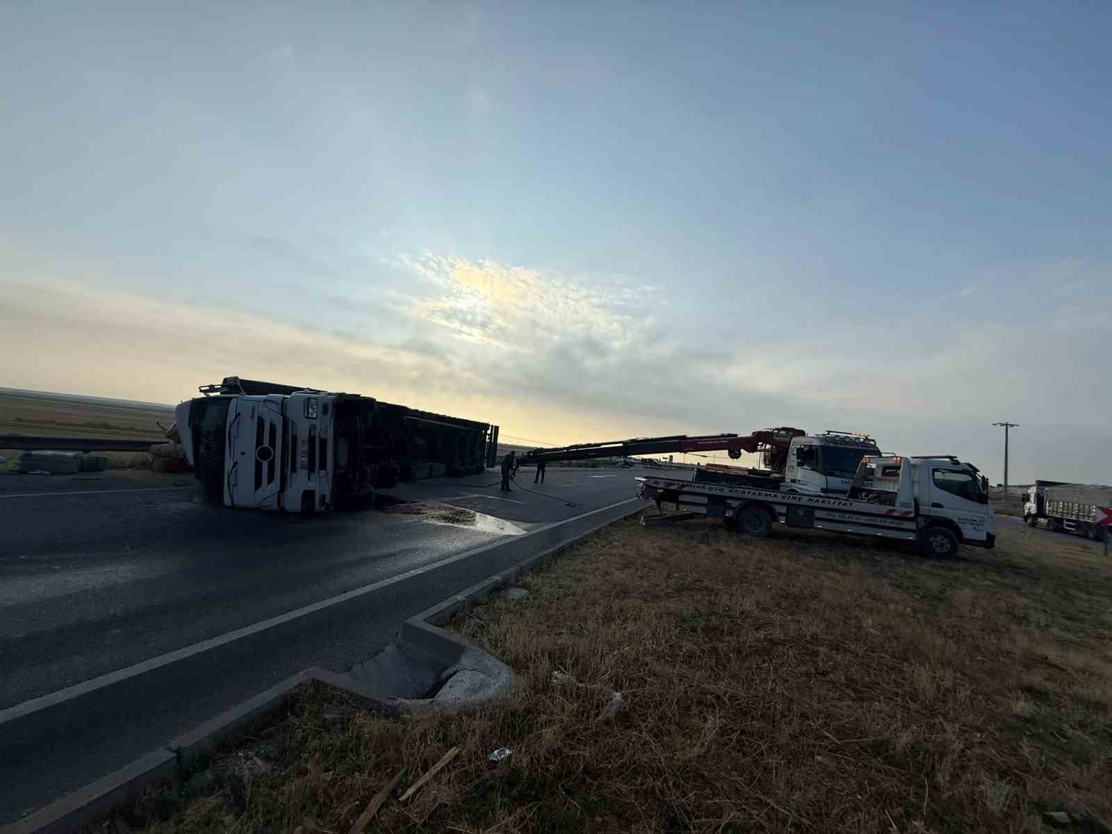 Saman yüklü tır devrildi