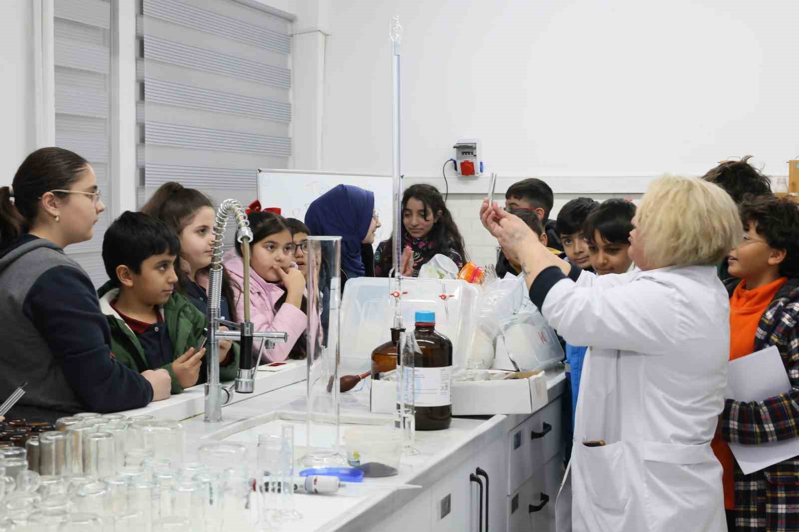 Kars’ta öğrenciler laboratuvarda analiz süreçlerini yerinde gözlemledi