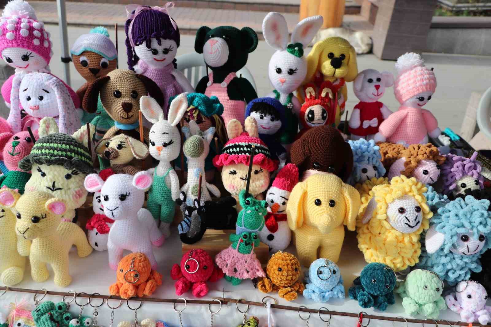 El emeğiyle &ouml;rd&uuml;ğ&uuml; bebekleri satarak ev ekonomisine katkı sunuyor
