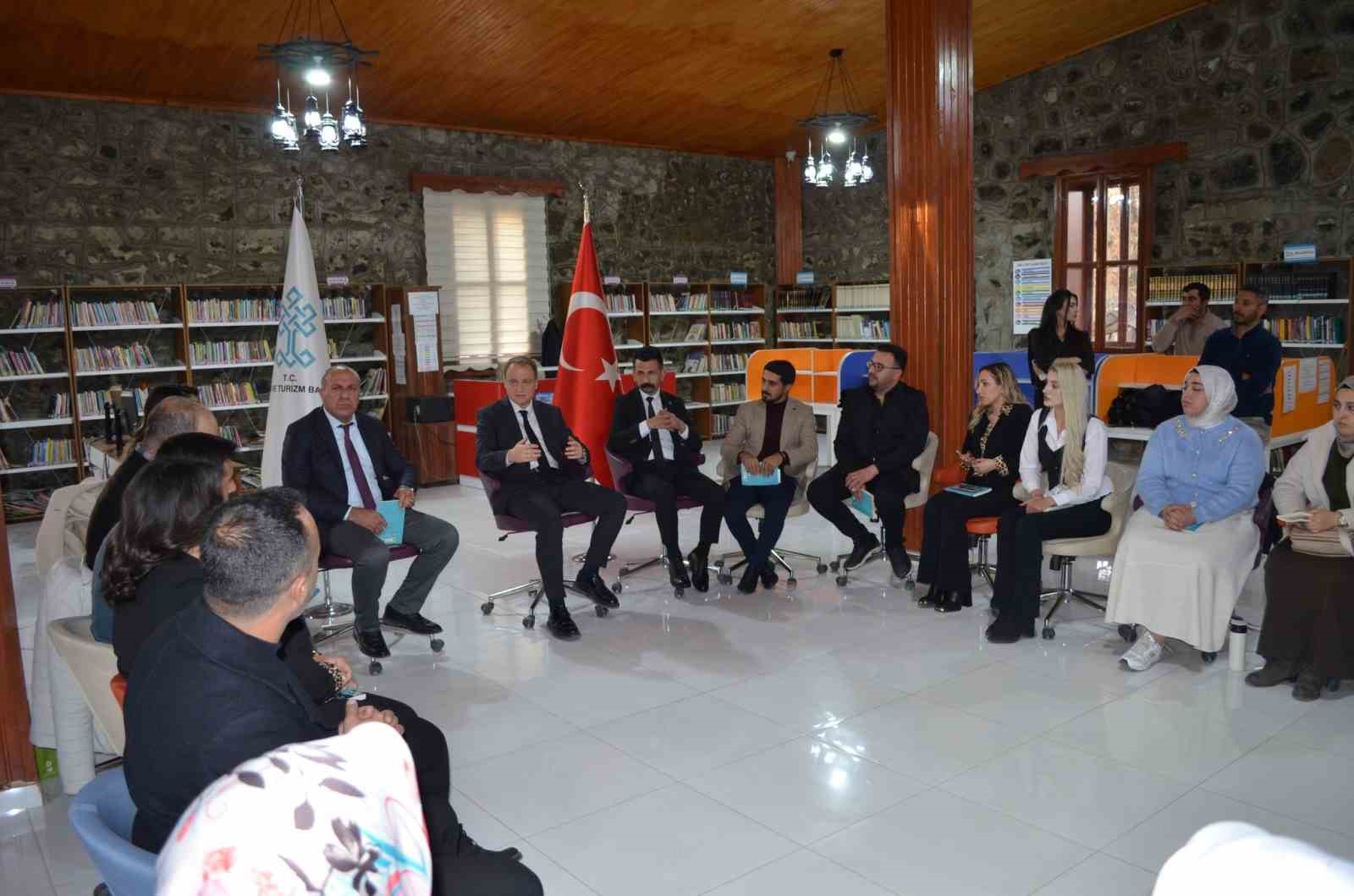 Bulanık Kaymakamı Koşansu, kütüphane buluşmalarında öğretmenlerle özel söyleşi gerçekleştirdi