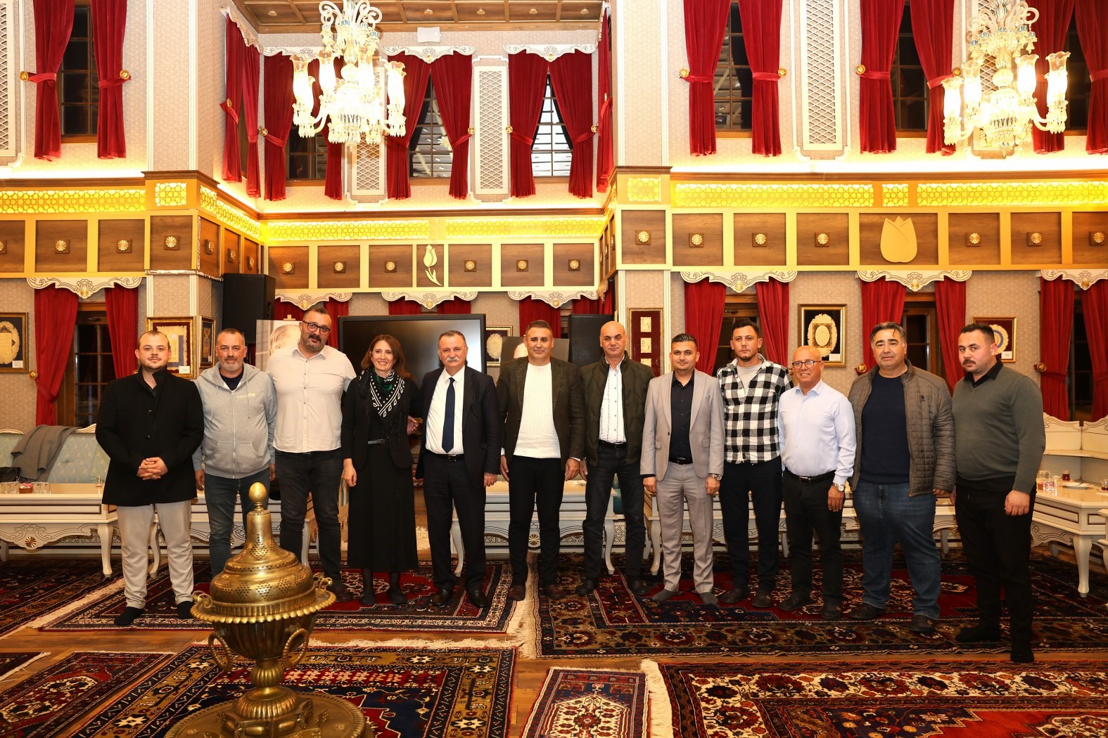 Yunusemre Belediyespor’dan Başkan Balaban’a sürpriz kutlama
