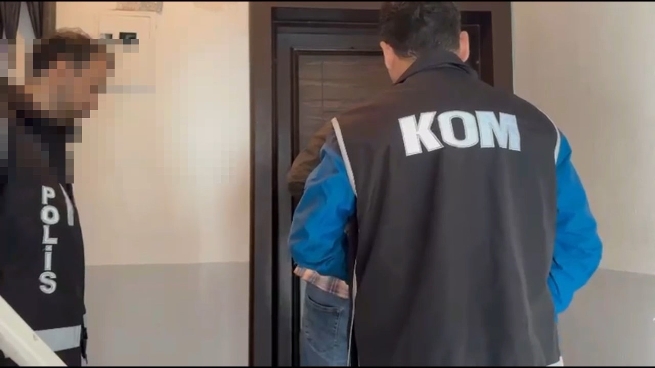 Evin odalarını sigara imalathanesine çevirmişler
