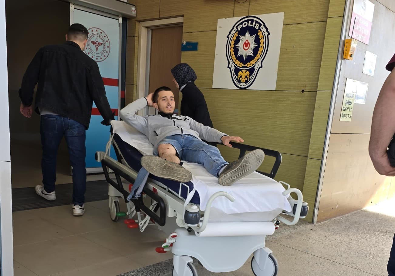 Devrilen traktördeki 2 kişi yaralandı
