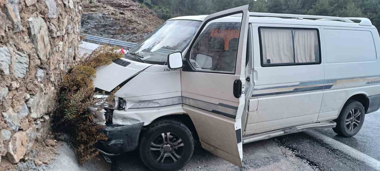 Antalya’da istinat duvarına çarpan aracın sürücüsü yaralandı