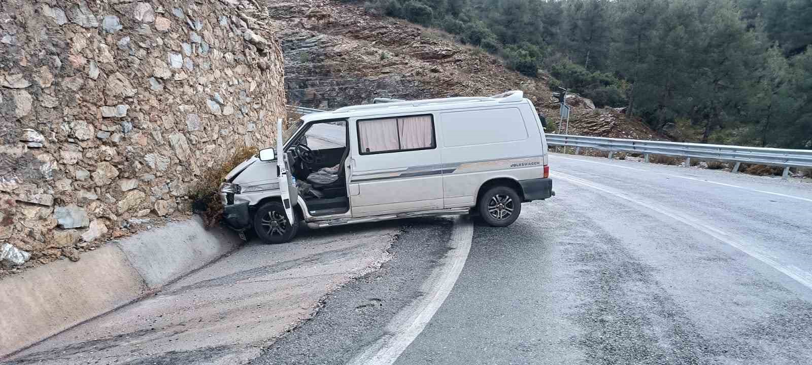 Antalya&rsquo;da istinat duvarına &ccedil;arpan aracın s&uuml;r&uuml;c&uuml;s&uuml; yaralandı
