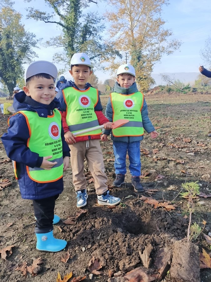 4-6 yaş Kur’an kursu öğrencileri fidan dikti
