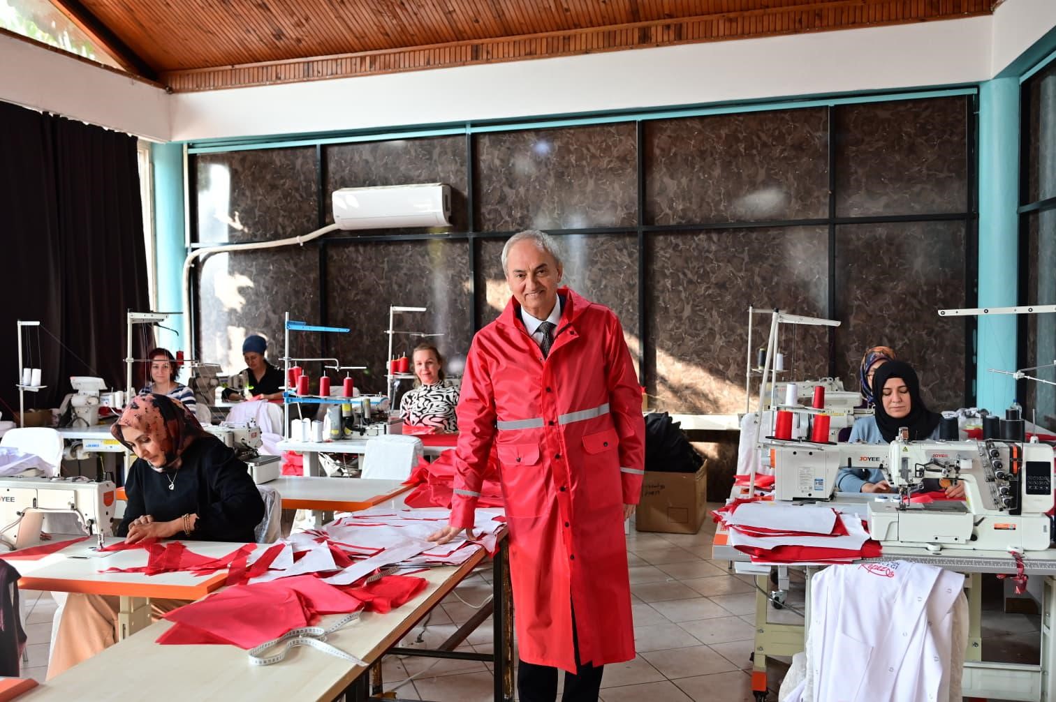 Başkan Kocagöz kadın emeğiyle üretilen yağmurlukları bizzat test etti