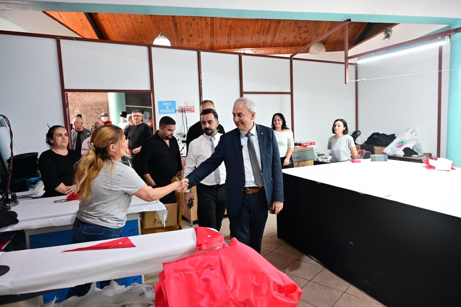 Başkan Kocag&ouml;z kadın emeğiyle &uuml;retilen yağmurlukları bizzat test etti
