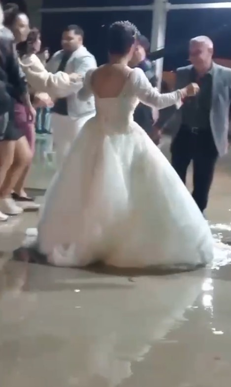 D&uuml;ğ&uuml;n&uuml; su basınca, pa&ccedil;alarını sıvayıp oynamaya devam ettiler
