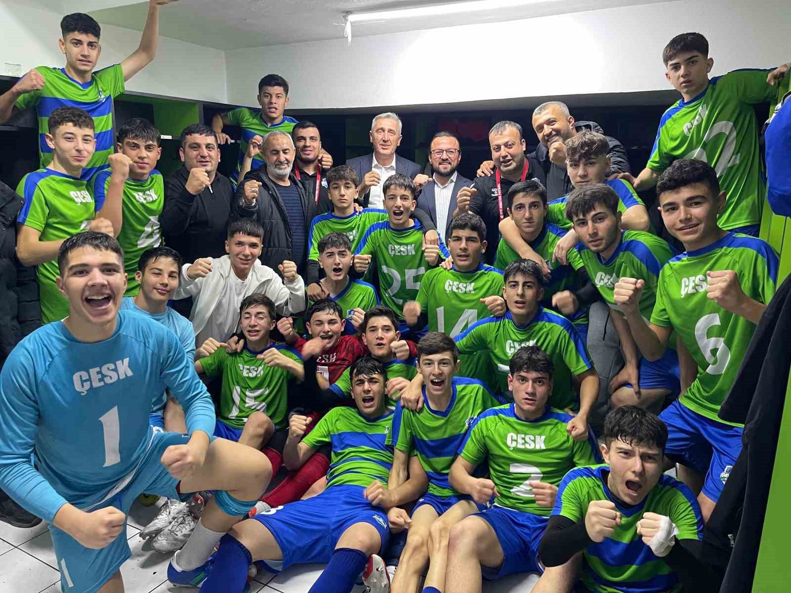 Çayırova Belediyesi Eğitim Spor Kulübü U-16 Futbol Takımı şampiyon oldu