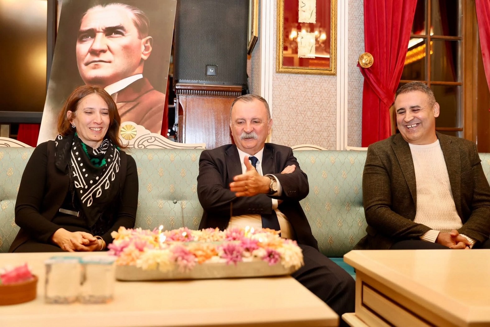 Yunusemre Belediyespor’dan Başkan Balaban’a sürpriz kutlama