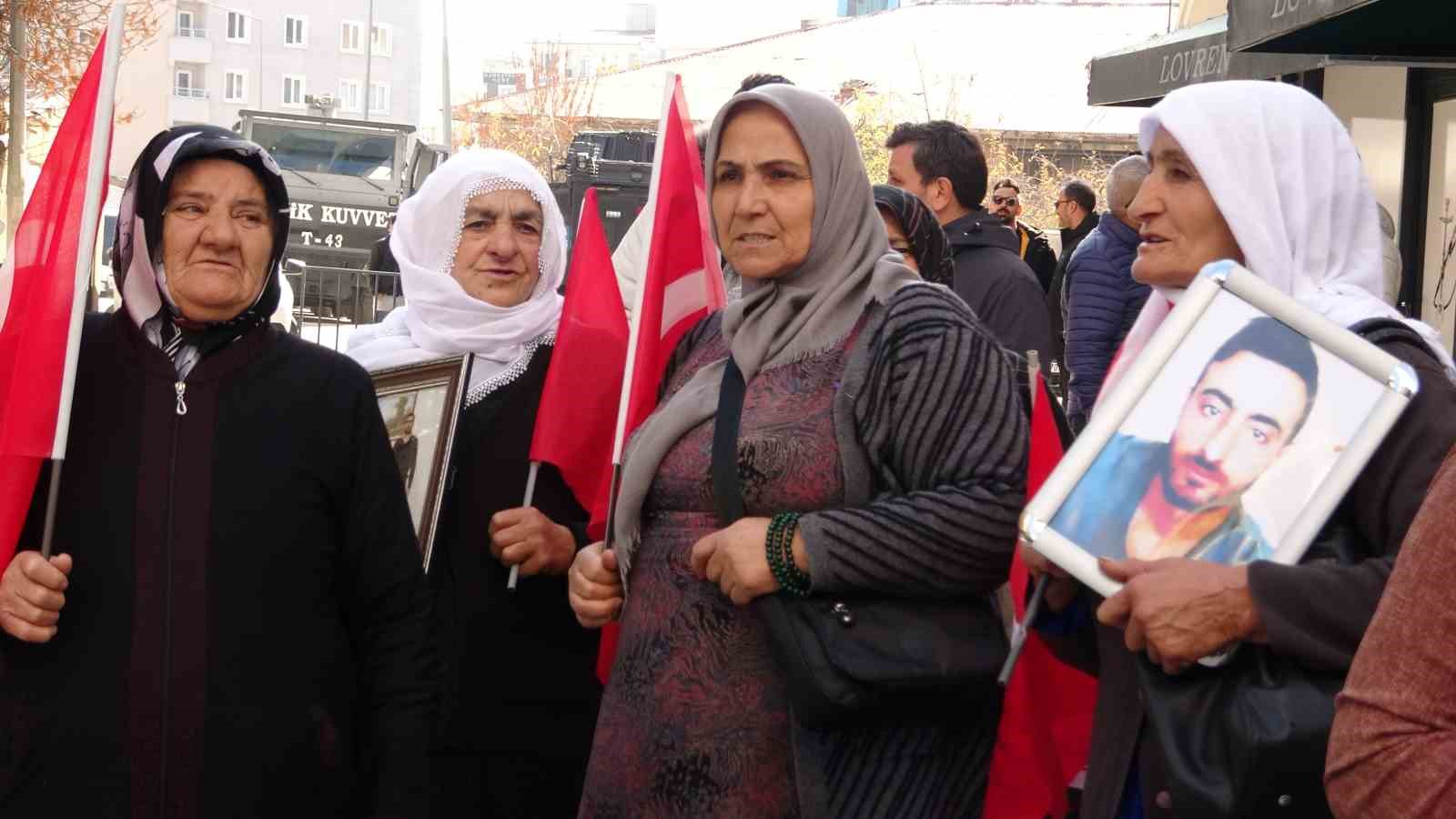 Vanlı anne: "Artık evlatlarımızı değil, silahları gömsünler"