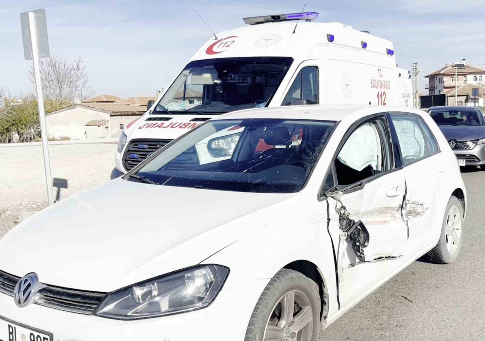 Kontrolden çıkan otomobil karşı şeride geçip araca çarptı: 1 yaralı