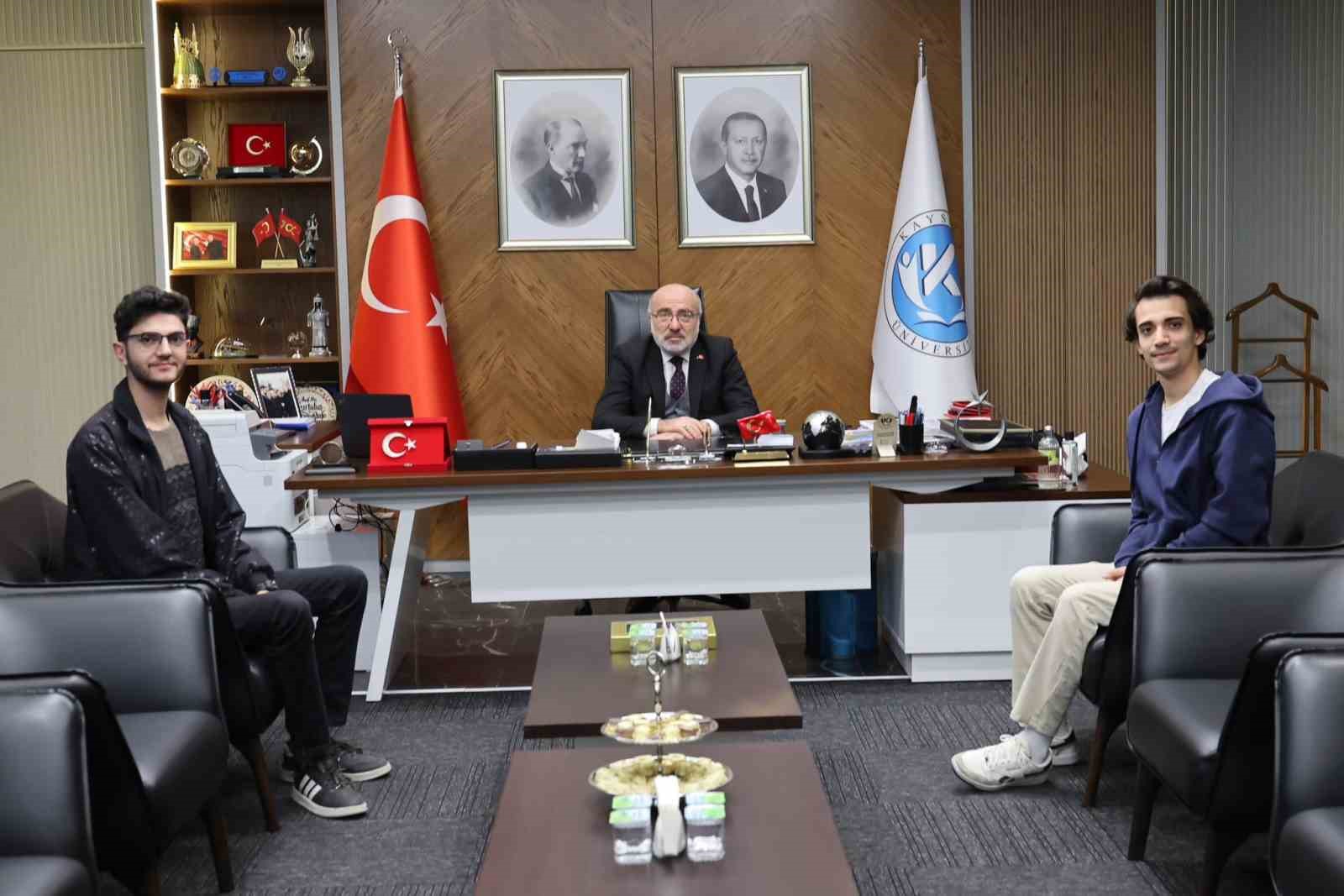KAYÜ’nün başarılı öğrencilerinden Rektör Karamustafa’ya ziyaret