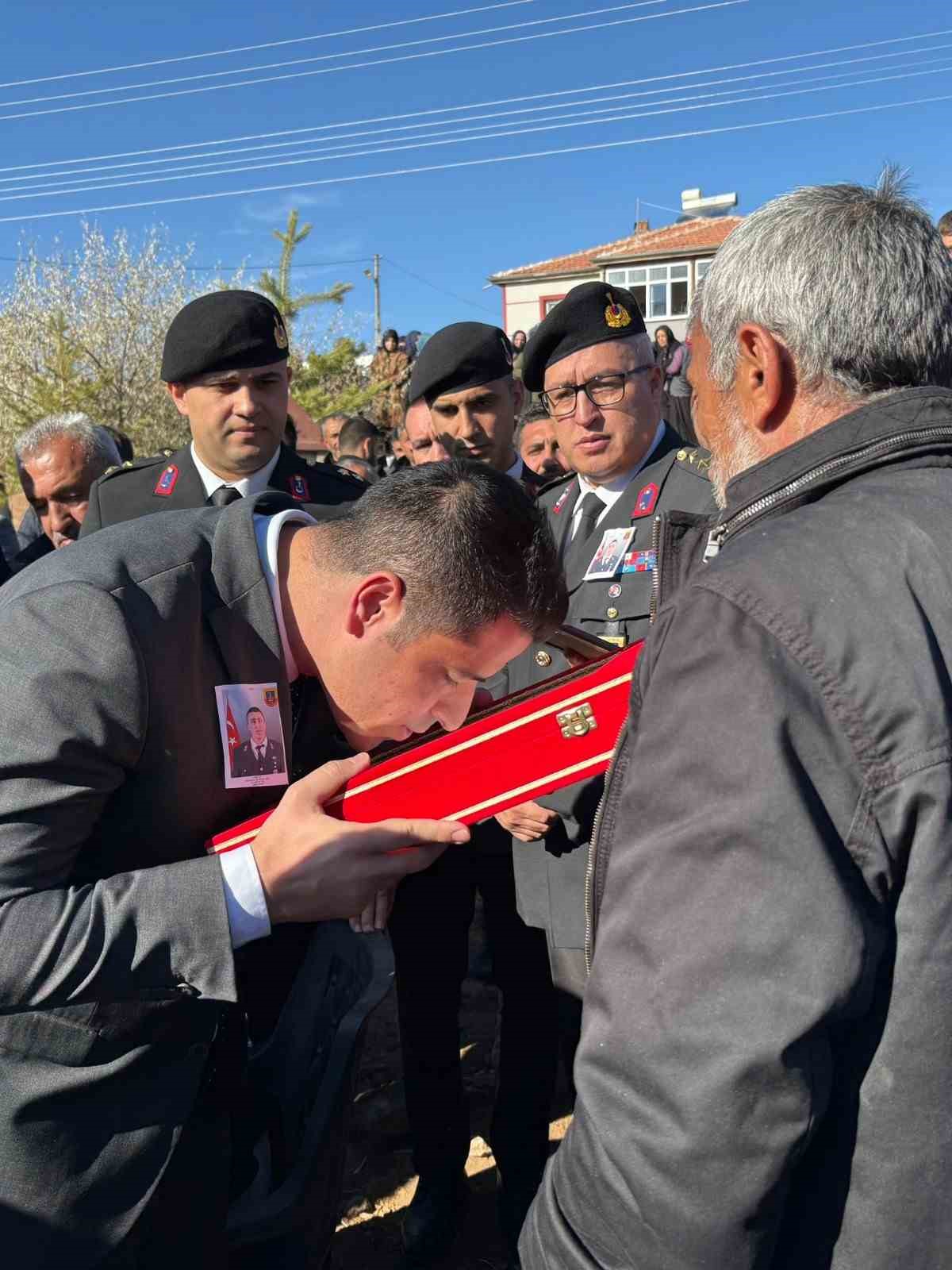 Trafik kazasında hayatını kaybeden uzman &ccedil;avuş son yolculuğuna uğurlandı
