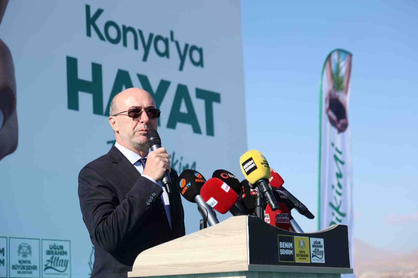Başkan Altay "Geleceğe Nefes Konya&rsquo;ya Hayat" programında &ouml;ğrencilerle fidan dikti
