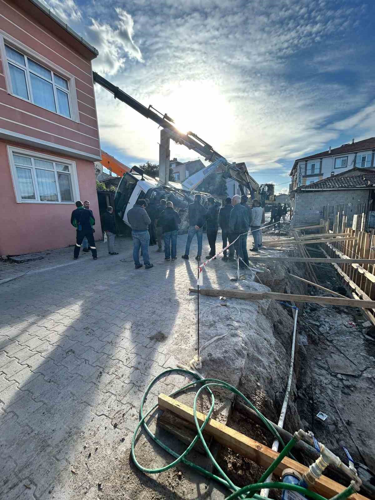 Gönen’de çalışma halindeki beton mikseri yan yattı