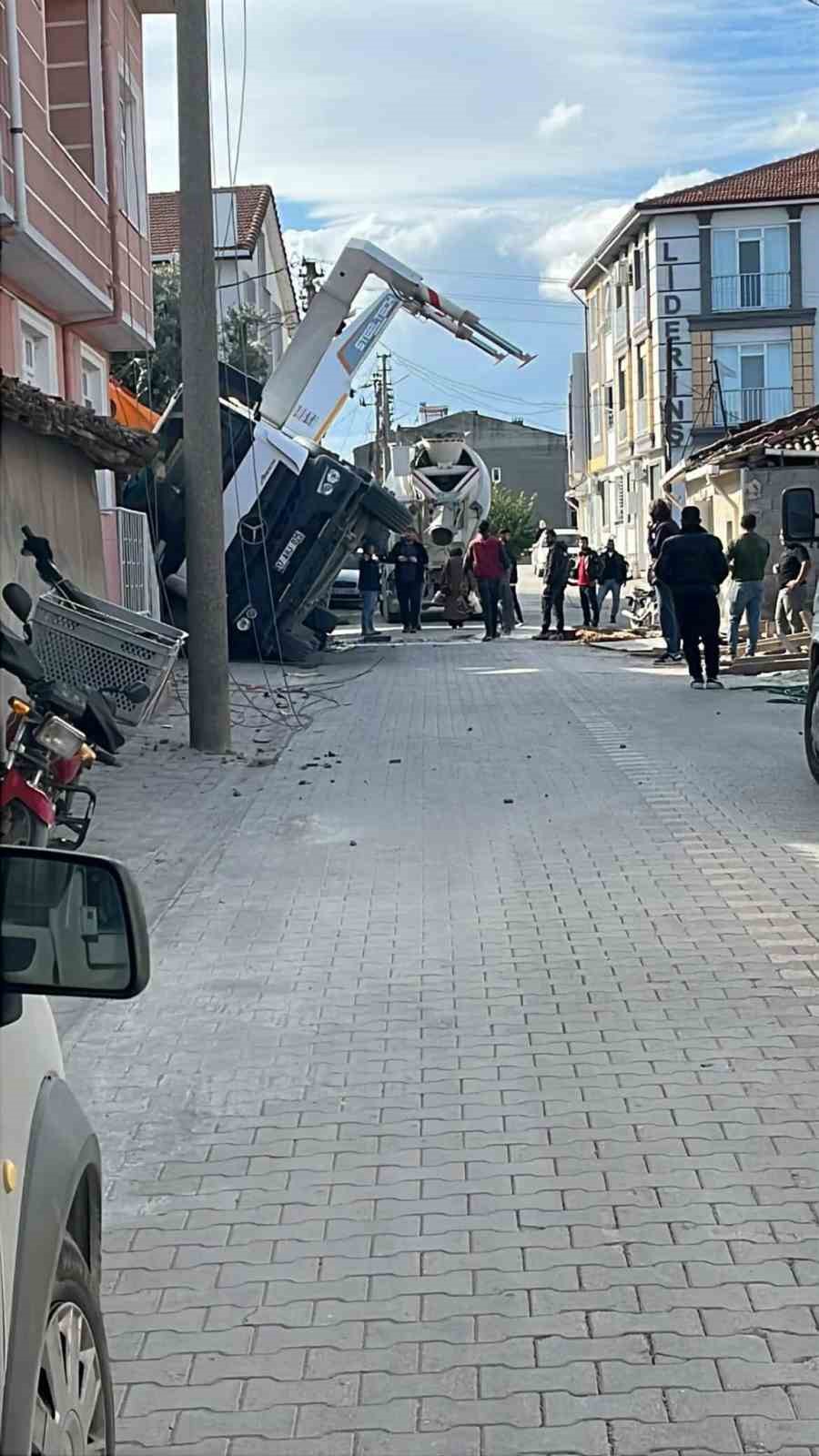 Gönen’de çalışma halindeki beton mikseri yan yattı