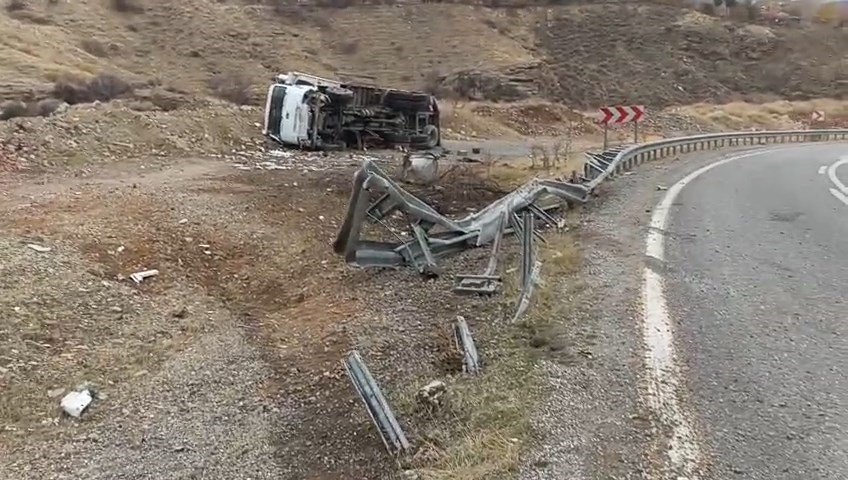 Elazığ&rsquo;da kamyon devrildi: 1 yaralı
