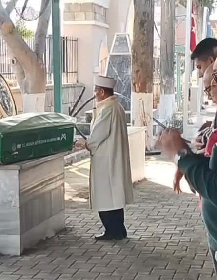 Mersin&rsquo;deki koca vahşeti: Ş&uuml;pheli tutuklandı, 4 &ccedil;ocuk annesi son yolculuğuna uğurlandı
