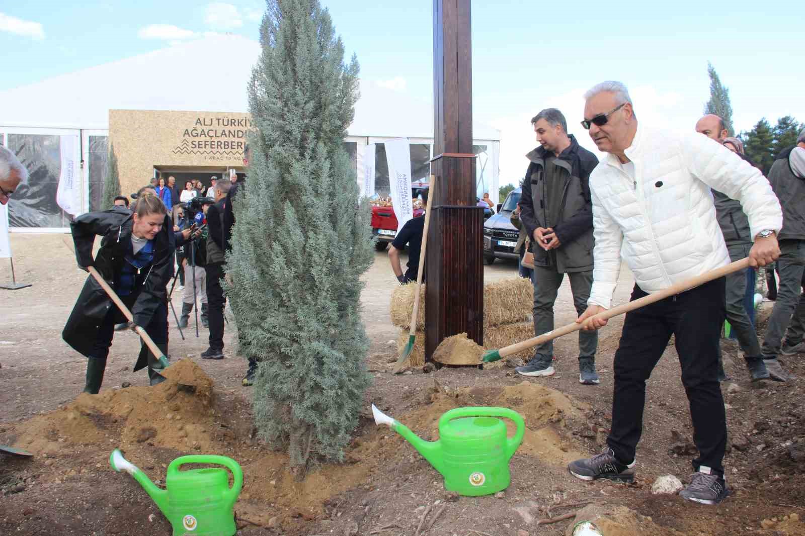 ALJ Türkiye, İzmir’de 312 bin fidanı toprakla buluşturdu