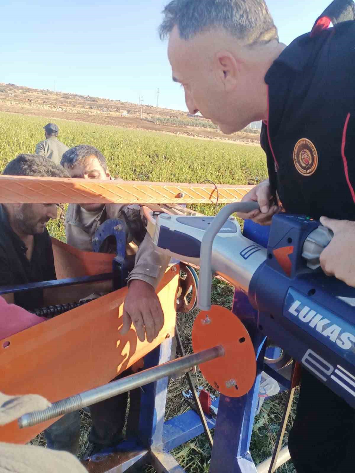 Hortum sarma makinesine kolu sıkışan işçi kurtarıldı