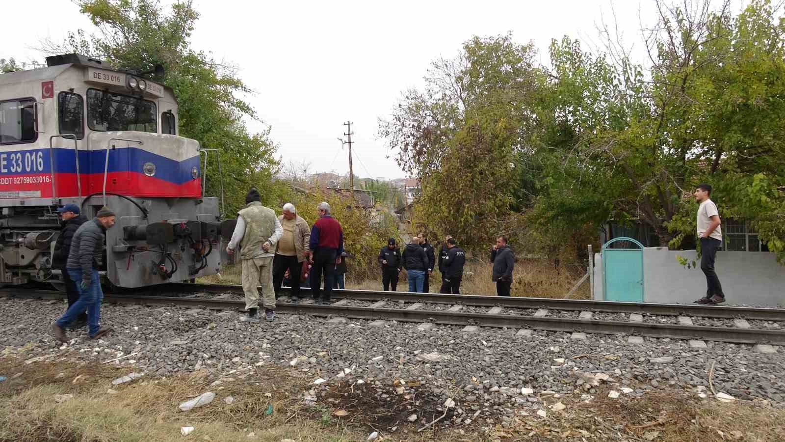 Malatya&rsquo;da raylara d&uuml;şen kişi trenin &ccedil;arpması sonucu yaralandı
