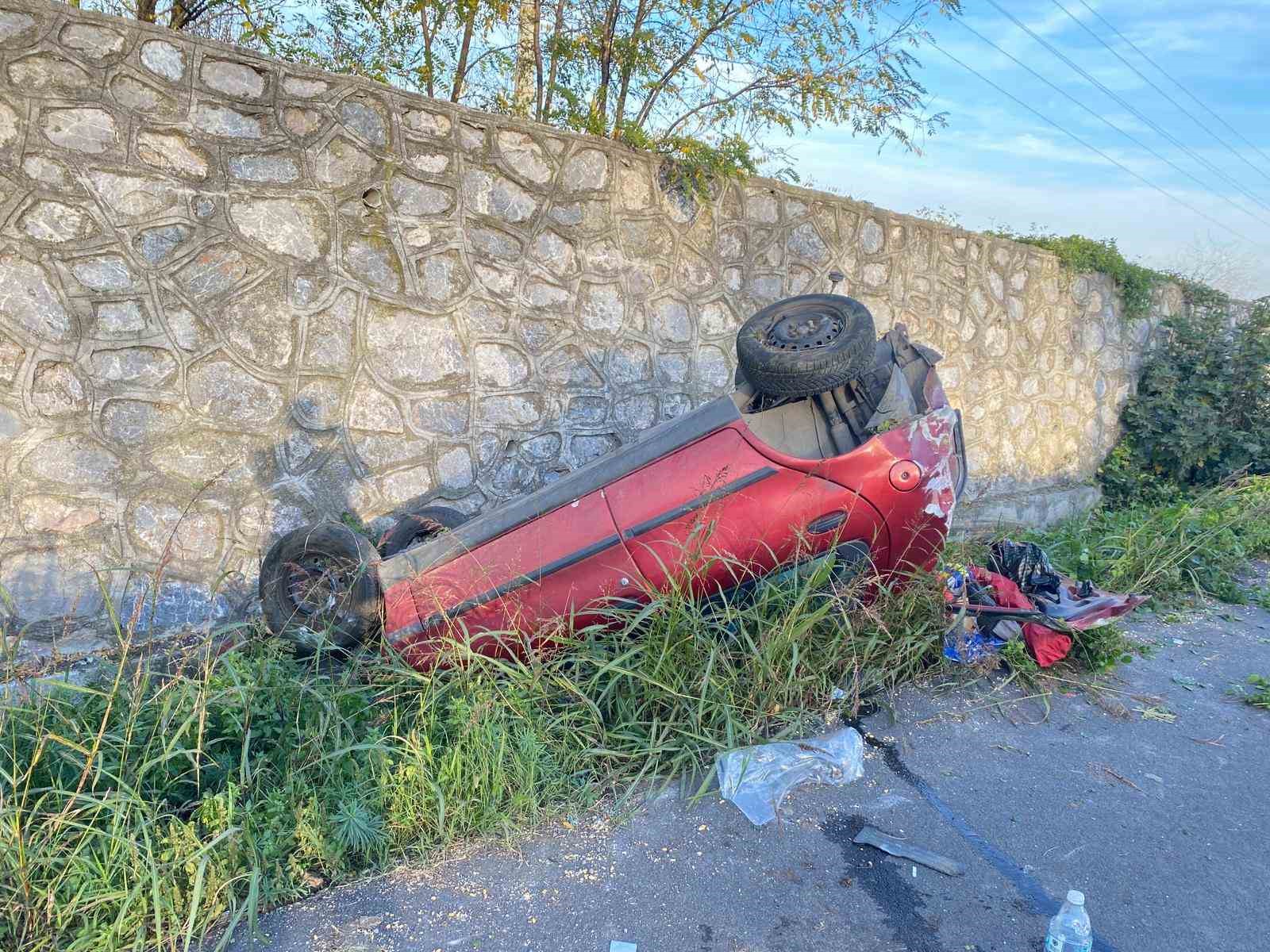 Takla atan otomobilde 2 kişi yaralandı
