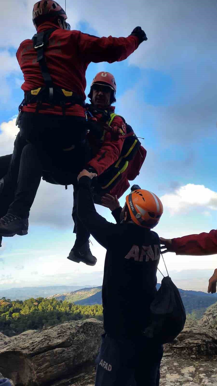 Yürüyüş yaparken dere yatağına düşen şahıs kurtarıldı
