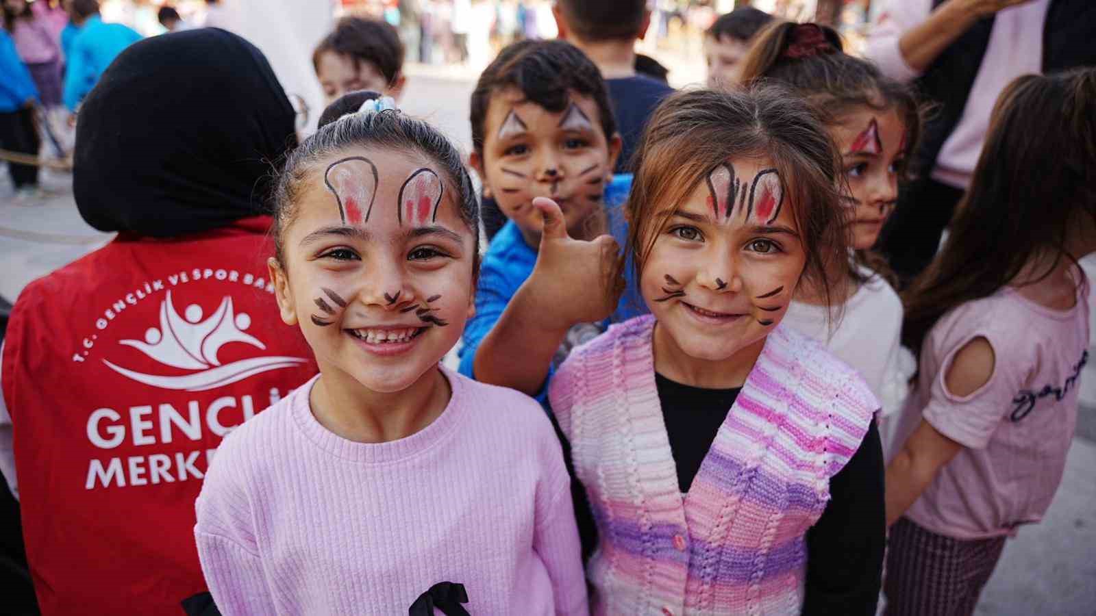 Sındırgı&rsquo;da deprem sonrası &ccedil;ocuklara moral desteği
