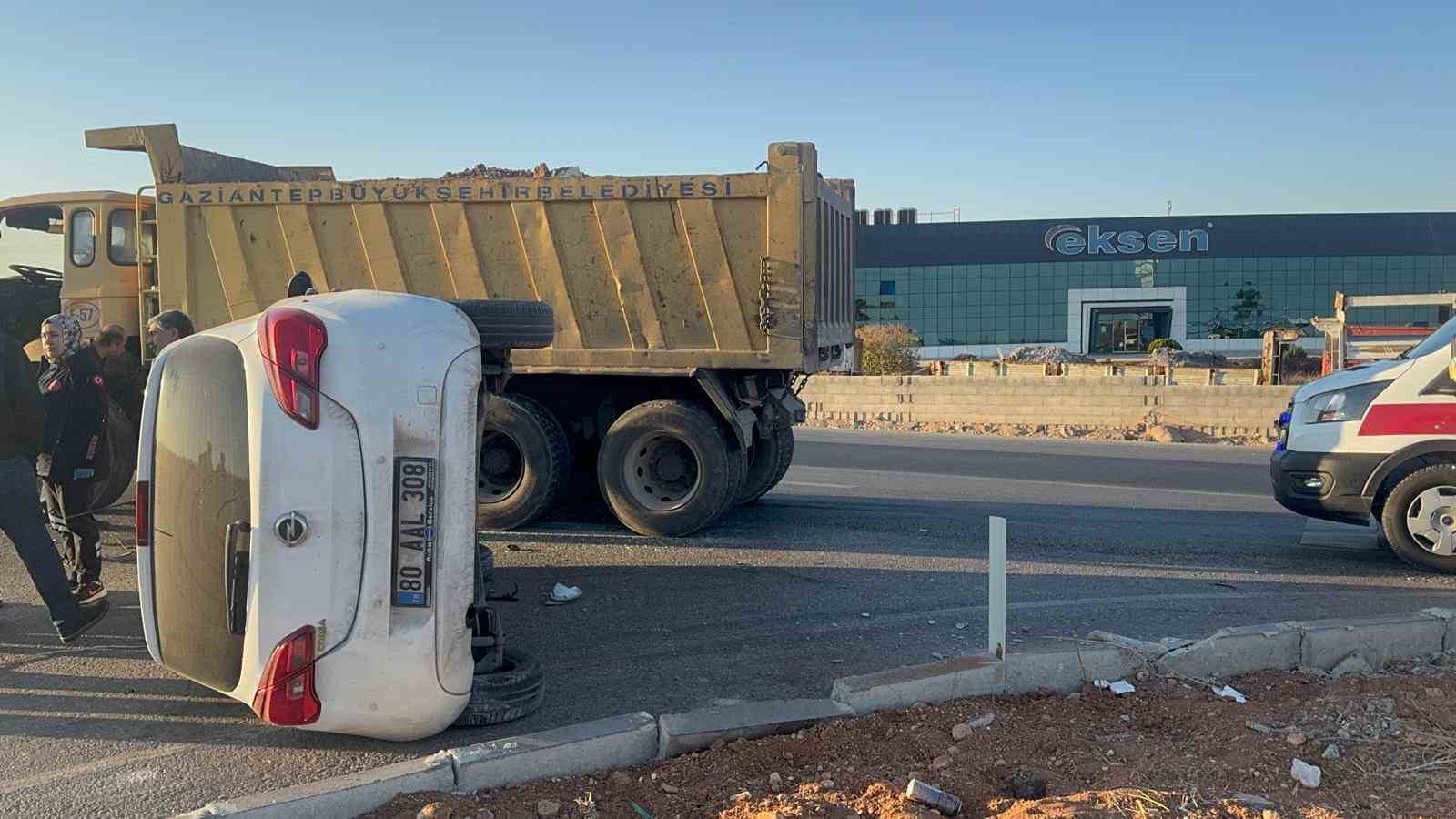 Hafriyat kamyonu ile çarpışan otomobil yan yattı: 1 yaralı
