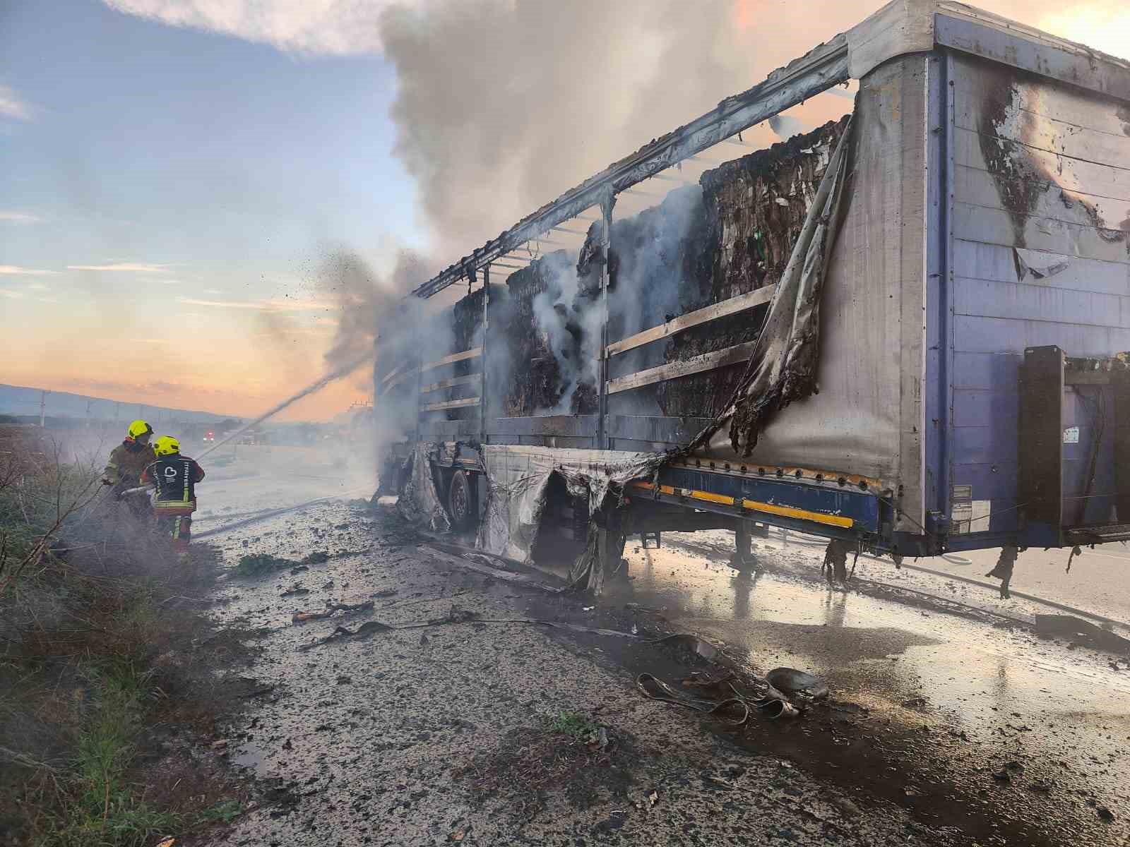 Bandırma karayolunda tır dorsesi alev aldı