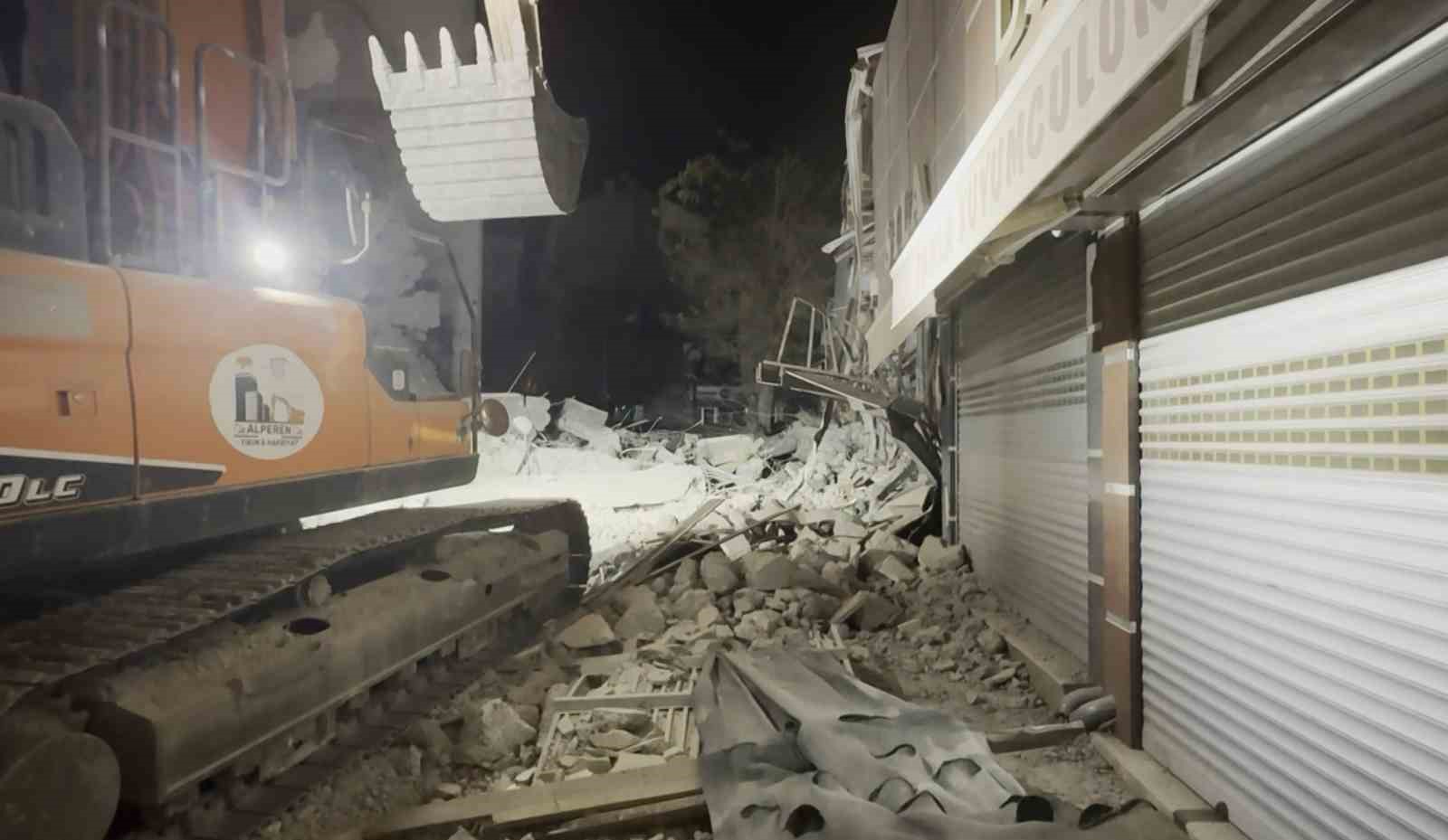 Aksaray Belediyesi’nin kontrolsüz yıkımı az kalsın dükkanları yıkıyordu