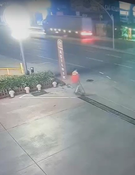 Alkollü müşteri, akaryakıt istasyonu çalışanını böyle darbetti
