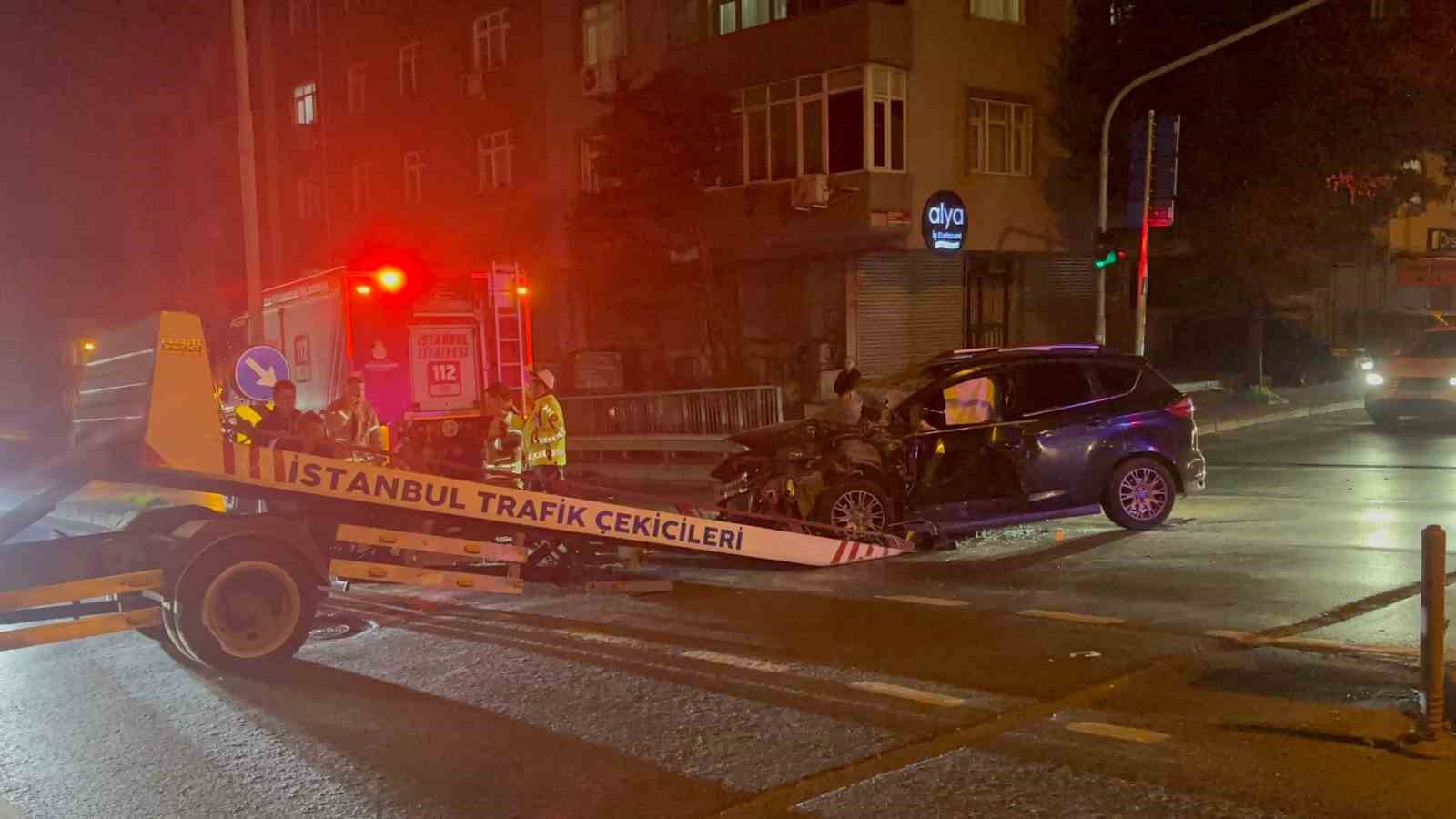 Bayrampaşa’da otobüs ile otomobil kafa kafaya çarptı: 3 yaralı